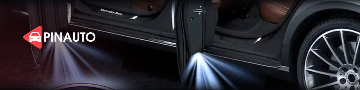Voiture de nuit, portière ouverte et projecteurs de seuil Pinauto